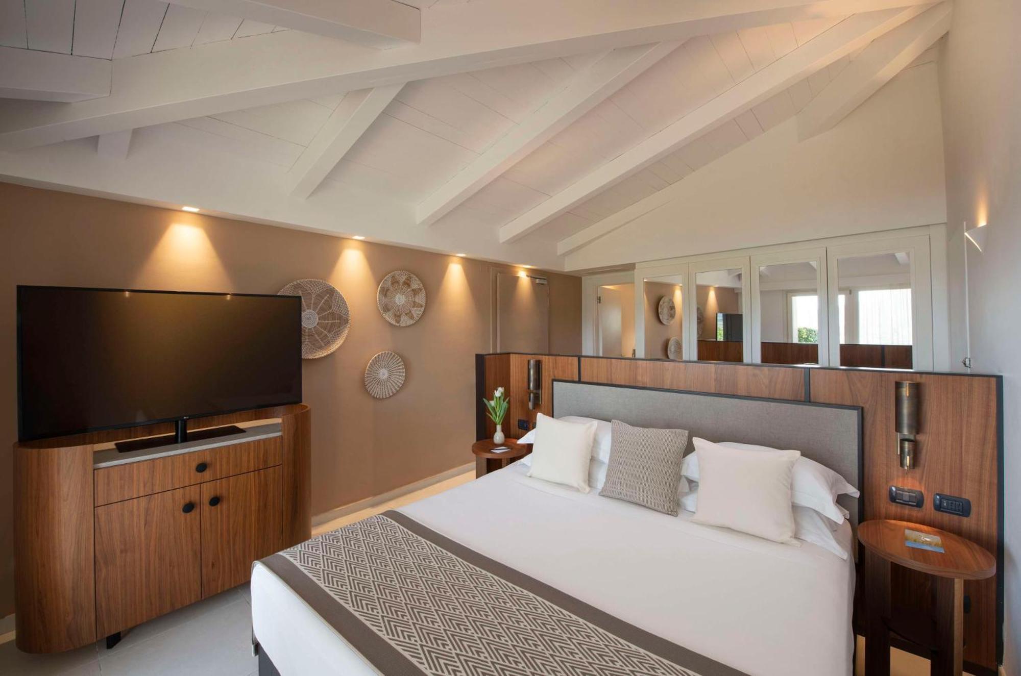 Baia Di Chia Resort Sardinia, Curio Collection By Hilton Екстер'єр фото