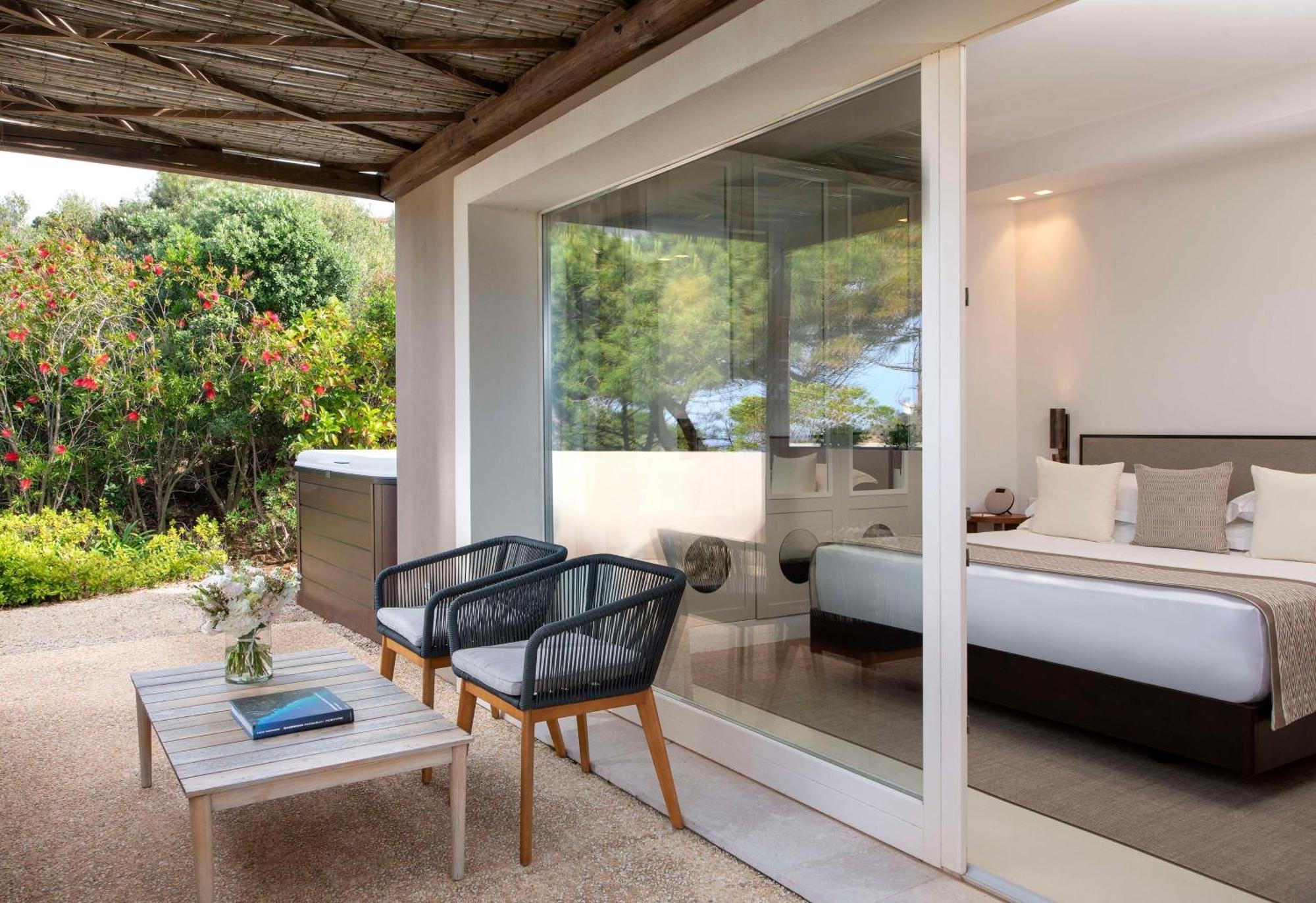 Baia Di Chia Resort Sardinia, Curio Collection By Hilton Екстер'єр фото